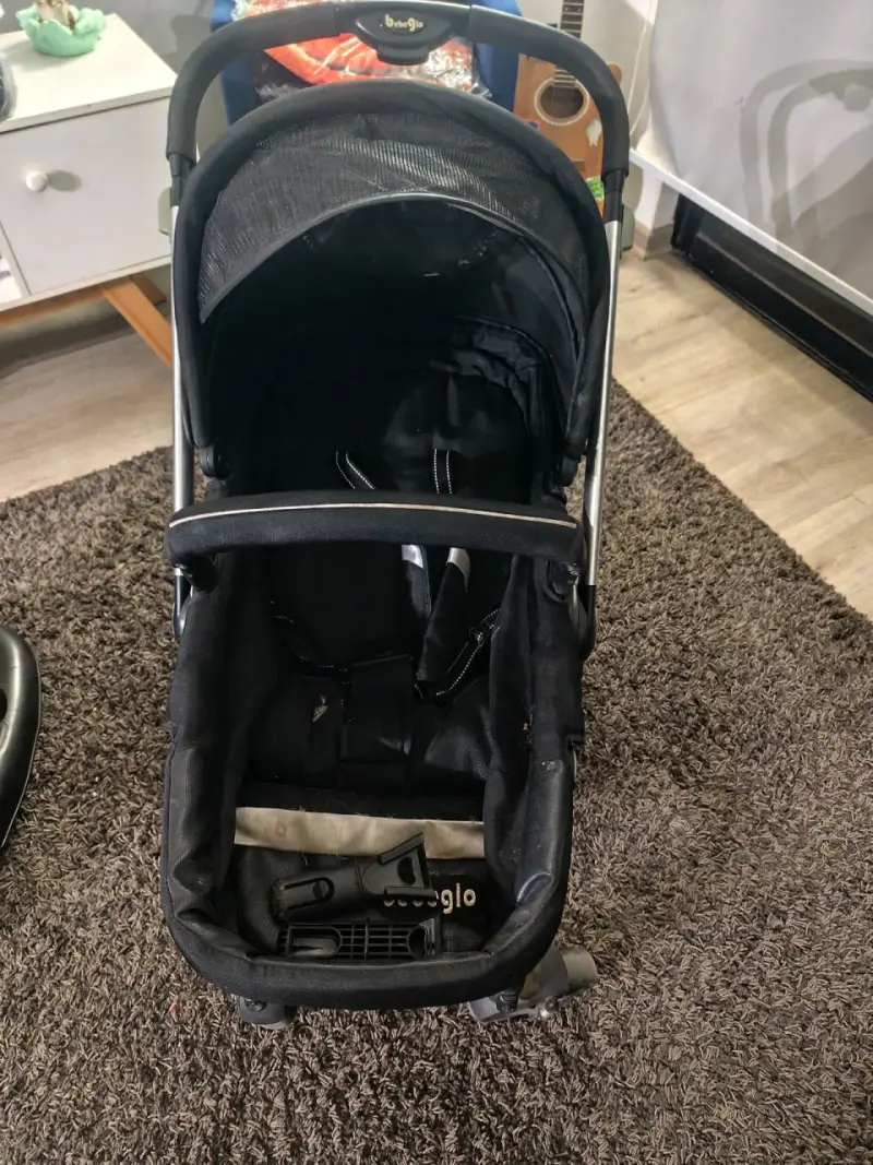 Coche de bebé negro marca Bebeglo - 1