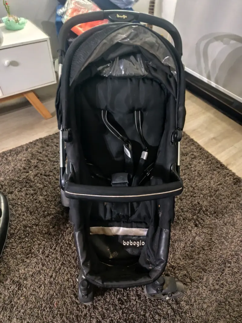Coche de bebé negro marca Bebeglo - 2