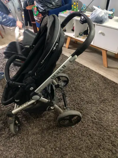 Coche de bebé negro marca Bebeglo - miniatura 4