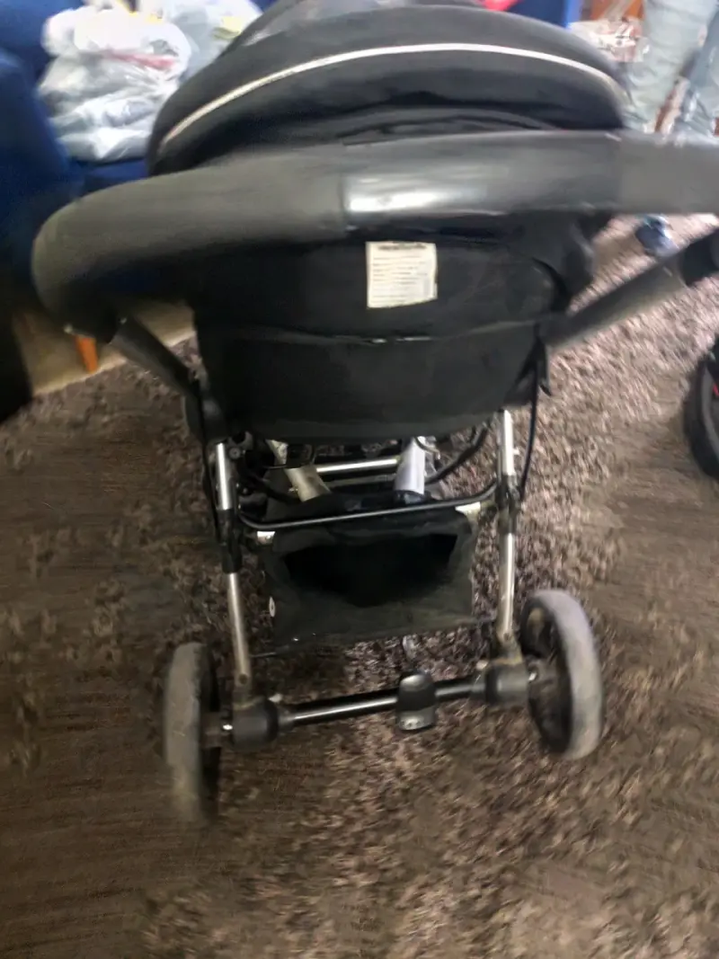 Coche de bebé negro marca Bebeglo - 6