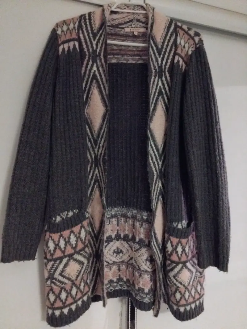 Cardigan gris con diseño geométrico y - 1