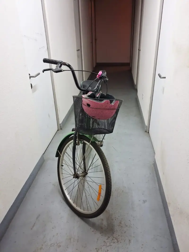 Bicicleta verde con casco - 1