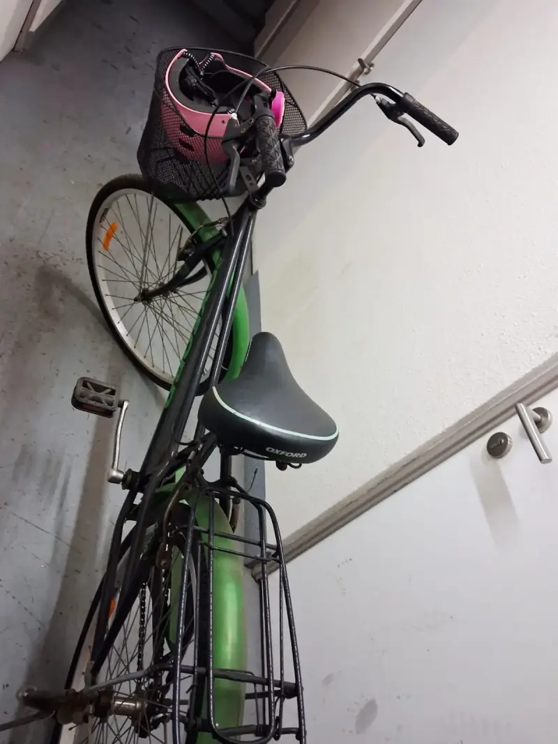 Bicicleta verde con casco - 3