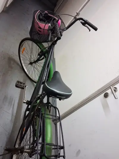 Bicicleta verde con casco - miniatura 3