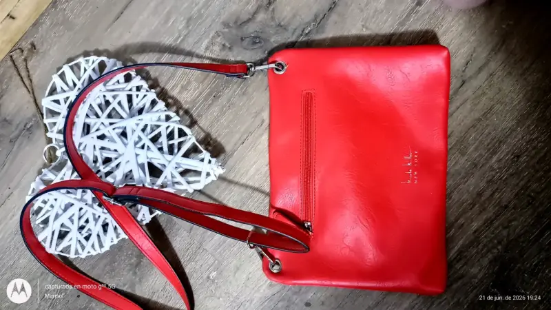 Cartera roja con correa - 1