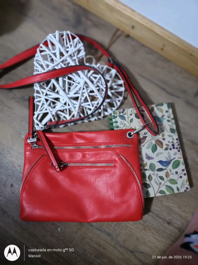 Cartera roja con correa - 3