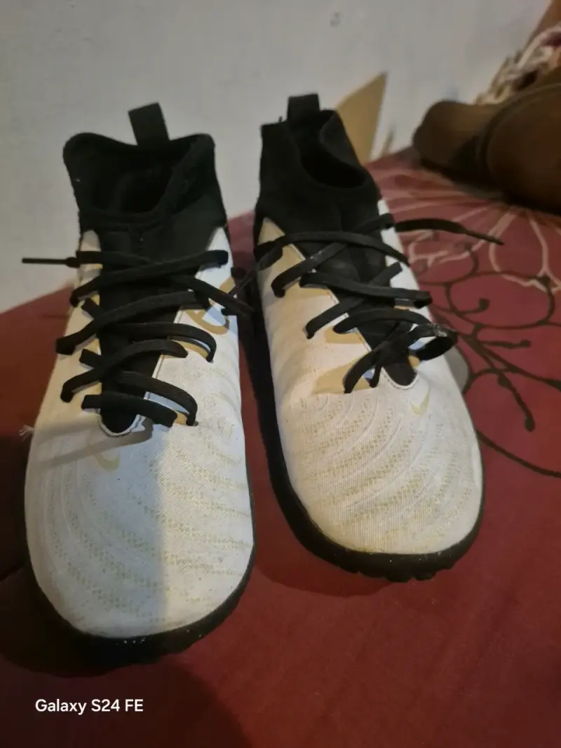 Zapatillas deportivas blancas y negras - 1
