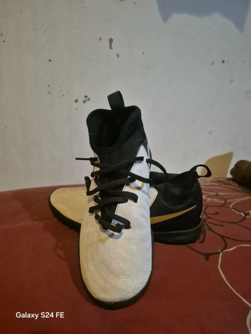 Zapatillas deportivas blancas y negras - 2