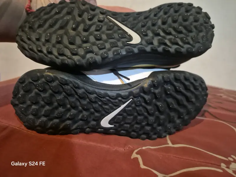 Zapatillas deportivas blancas y negras - 3