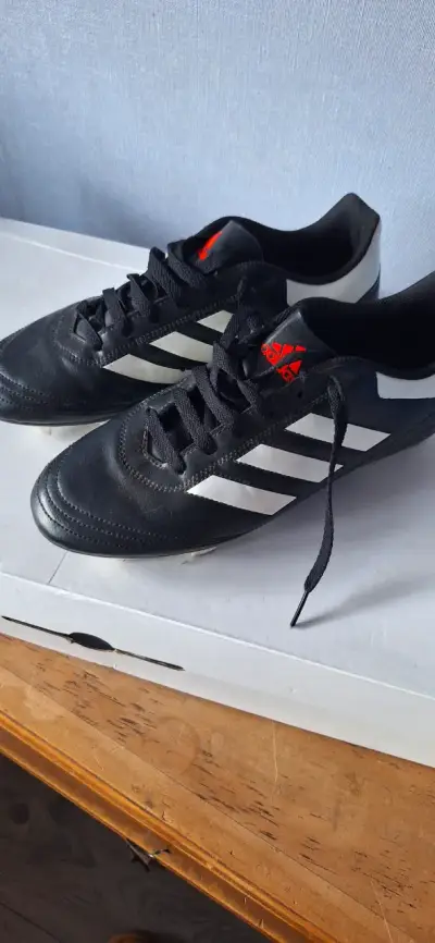 Chuteadores Adidas negros - miniatura 1