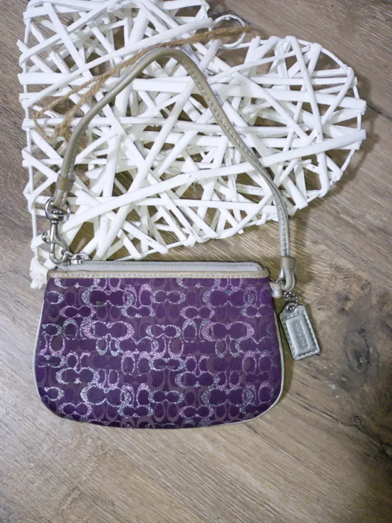 Cartera morada con diseño elegante - 1