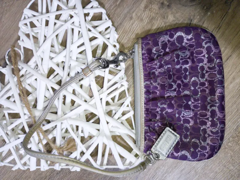 Cartera morada con diseño elegante - 2