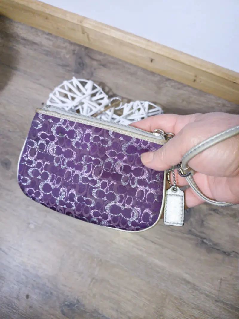 Cartera morada con diseño elegante - 3