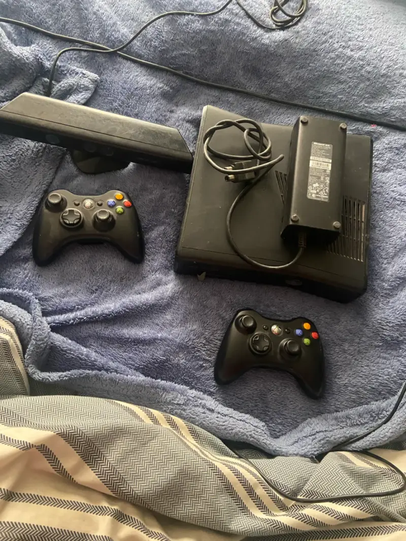 Consola Xbox 360 con controles - 1