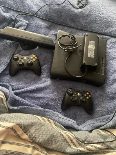 Consola Xbox 360 con controles - miniatura 1