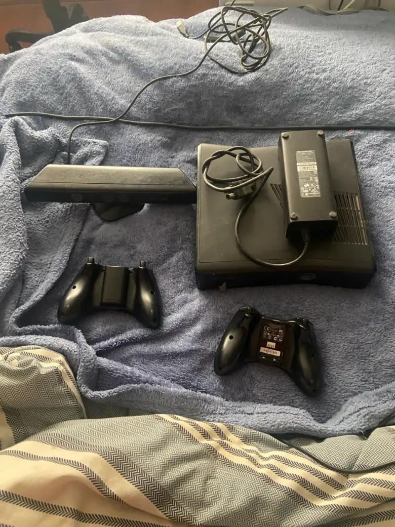 Consola Xbox 360 con controles - 3