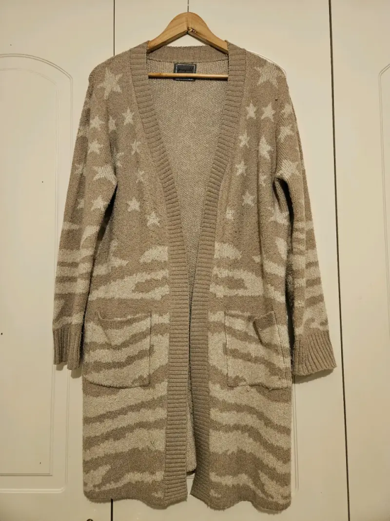 Cardigan beige con estrellas y rayas - 1