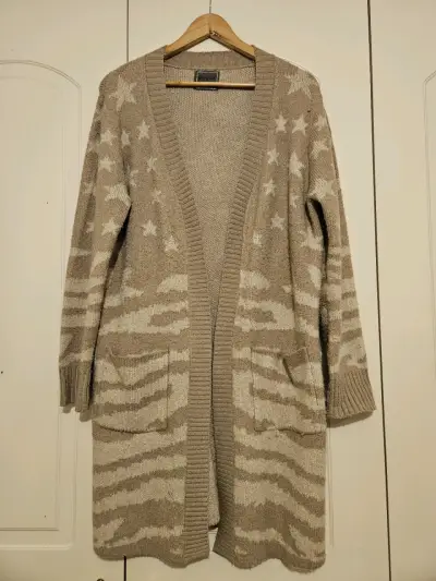 Cardigan beige con estrellas y rayas - miniatura 1