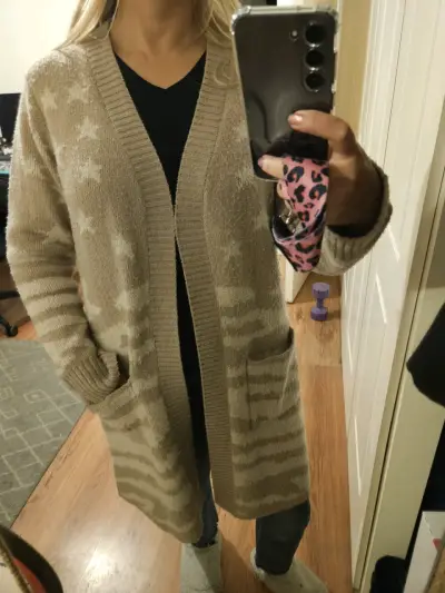 Cardigan beige con estrellas y rayas - miniatura 4