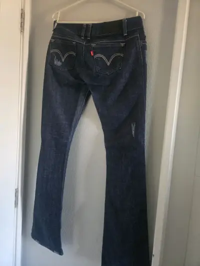 Jeans marca Levi's acampanados azul oscuro - miniatura 2