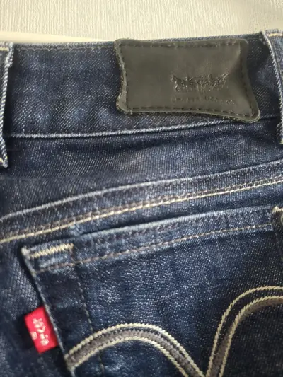 Jeans marca Levi's acampanados azul oscuro - miniatura 3
