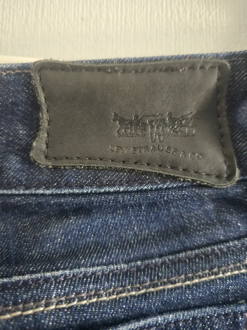 Jeans marca Levi's acampanados azul oscuro - 4