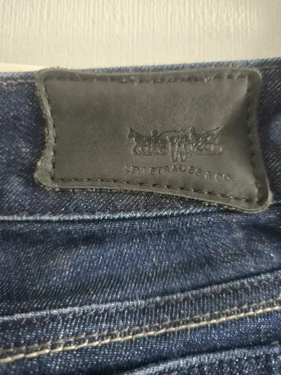 Jeans marca Levi's acampanados azul oscuro - miniatura 4