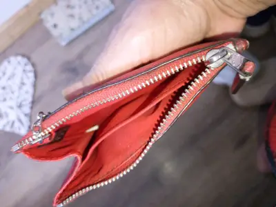 Monedero rojo con llavero - miniatura 3