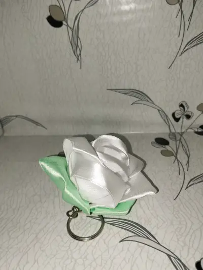 Llavero flor rosada, blanca y verde - miniatura 1