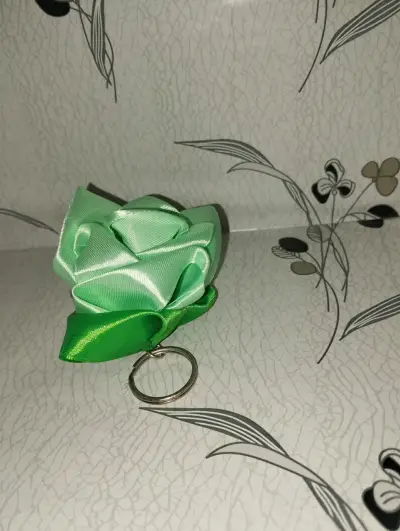 Llavero flor rosada, blanca y verde - miniatura 2
