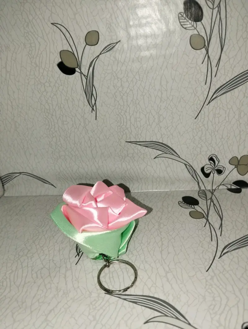 Llavero flor rosada, blanca y verde - 3