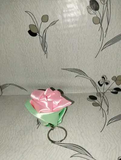 Llavero flor rosada, blanca y verde - miniatura 3