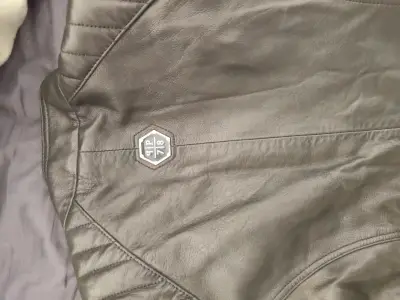 Chaqueta de cuero negro - miniatura 5