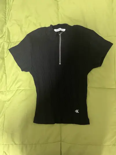 Polera negra Calvin Klein con cierre - miniatura 1