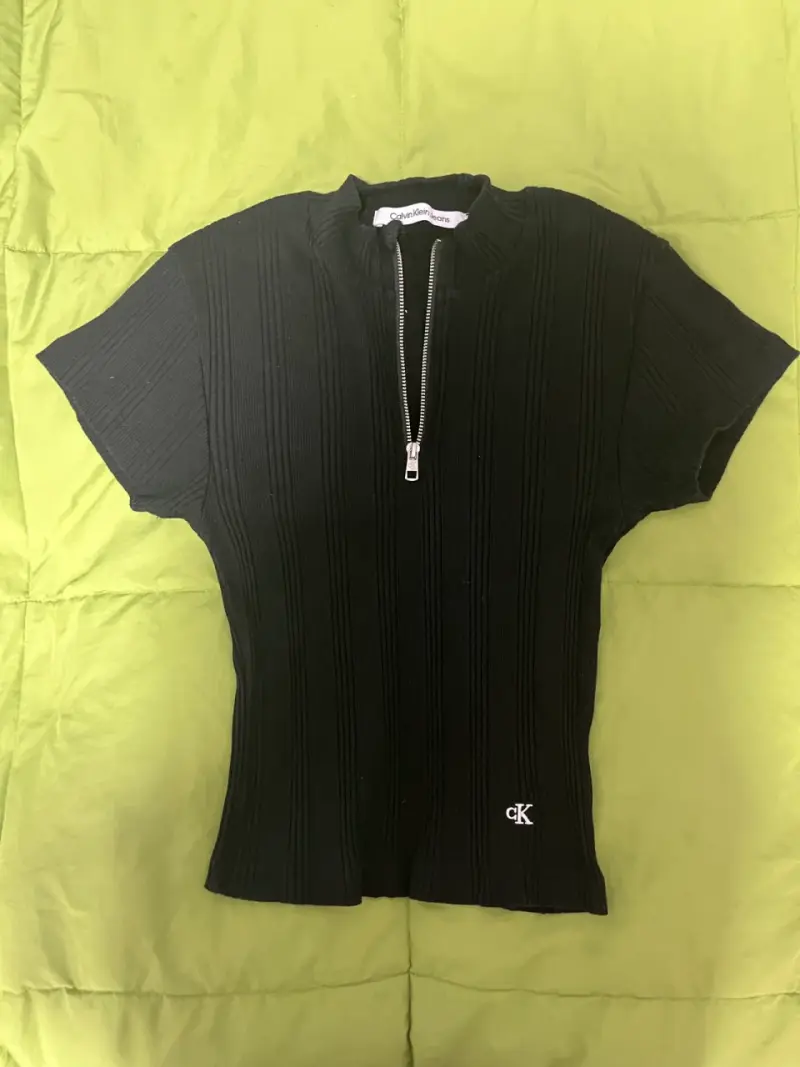 Polera negra Calvin Klein con cierre - 2