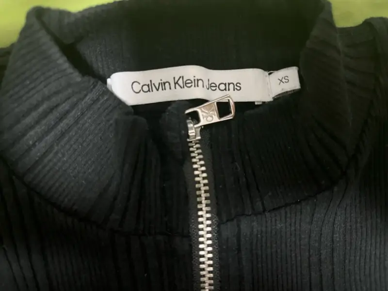 Polera negra Calvin Klein con cierre - 4