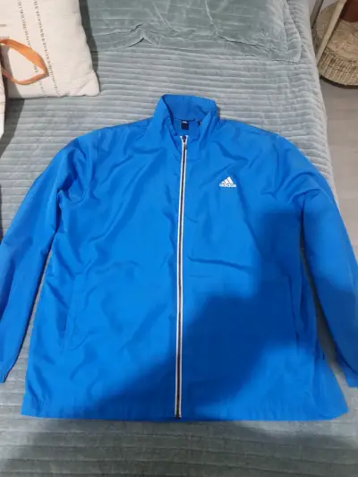 Chaqueta cortaviento azul deportiva - miniatura 1