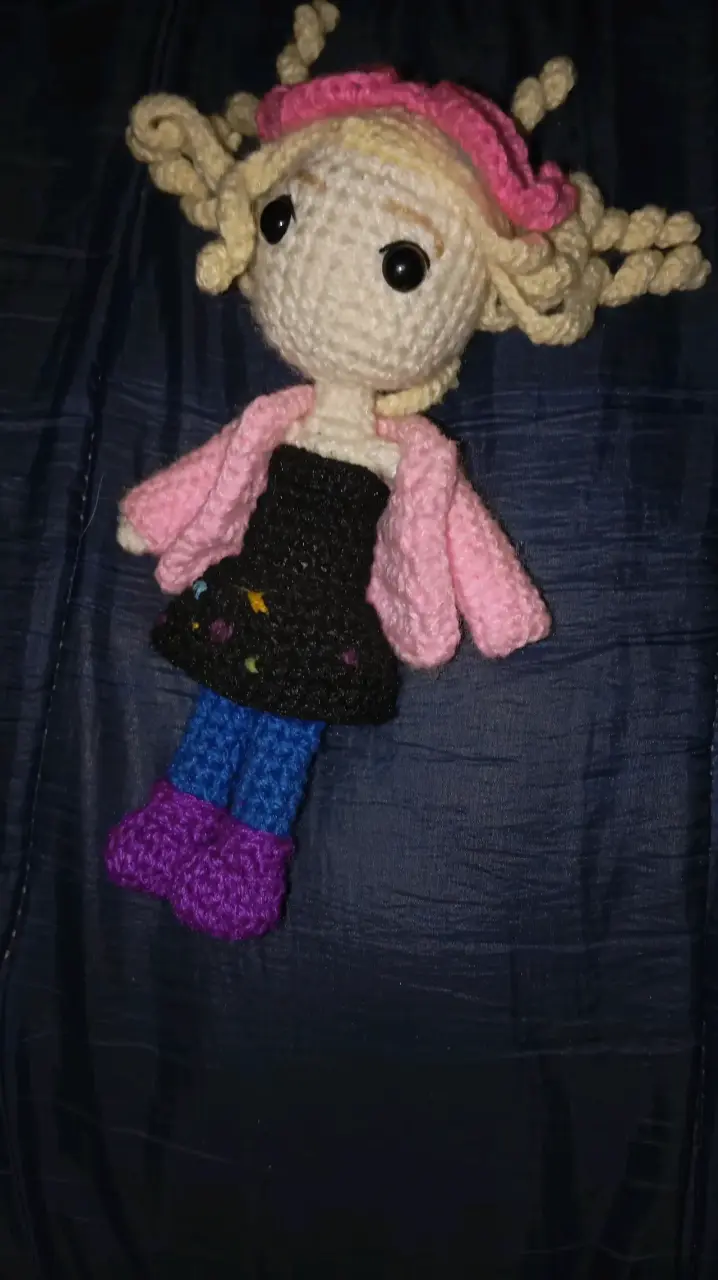 Muñeca de crochet colorida