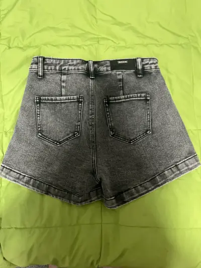 falda short de mezclilla gris oscuro - miniatura 2