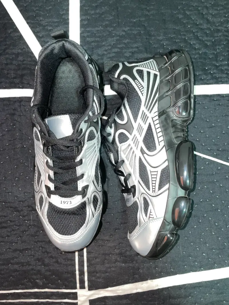 Zapatillas deportivas negras y grises - 1