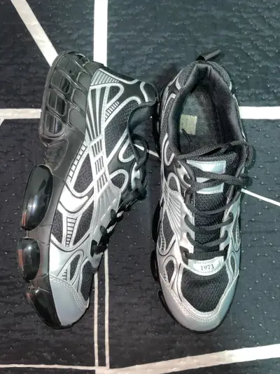 Zapatillas deportivas negras y grises - miniatura 2