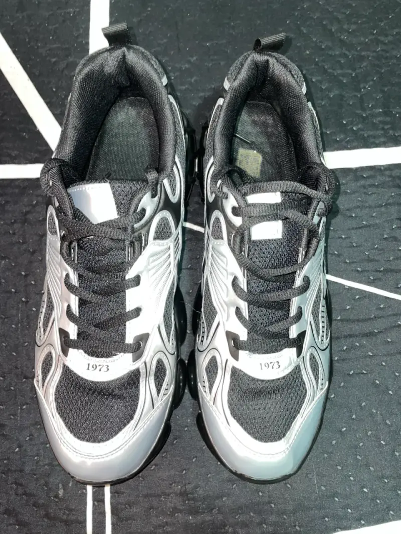 Zapatillas deportivas negras y grises - 3