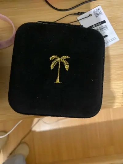 Estuche negro con palmera dorada - miniatura 1