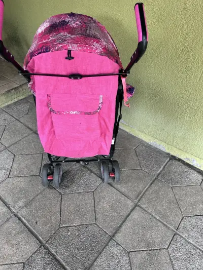 Coche de bebé rosa compacto - miniatura 1