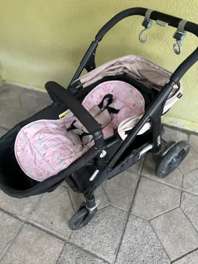 Coche de bebé con acolchado rosa - miniatura 1