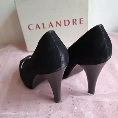 Tacones negros elegantes - miniatura 4