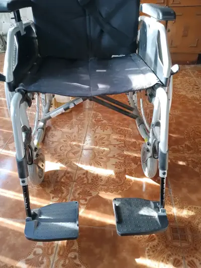 Silla de ruedas plegable - miniatura 1