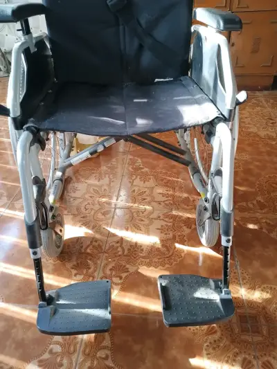 Silla de ruedas plegable - miniatura 2