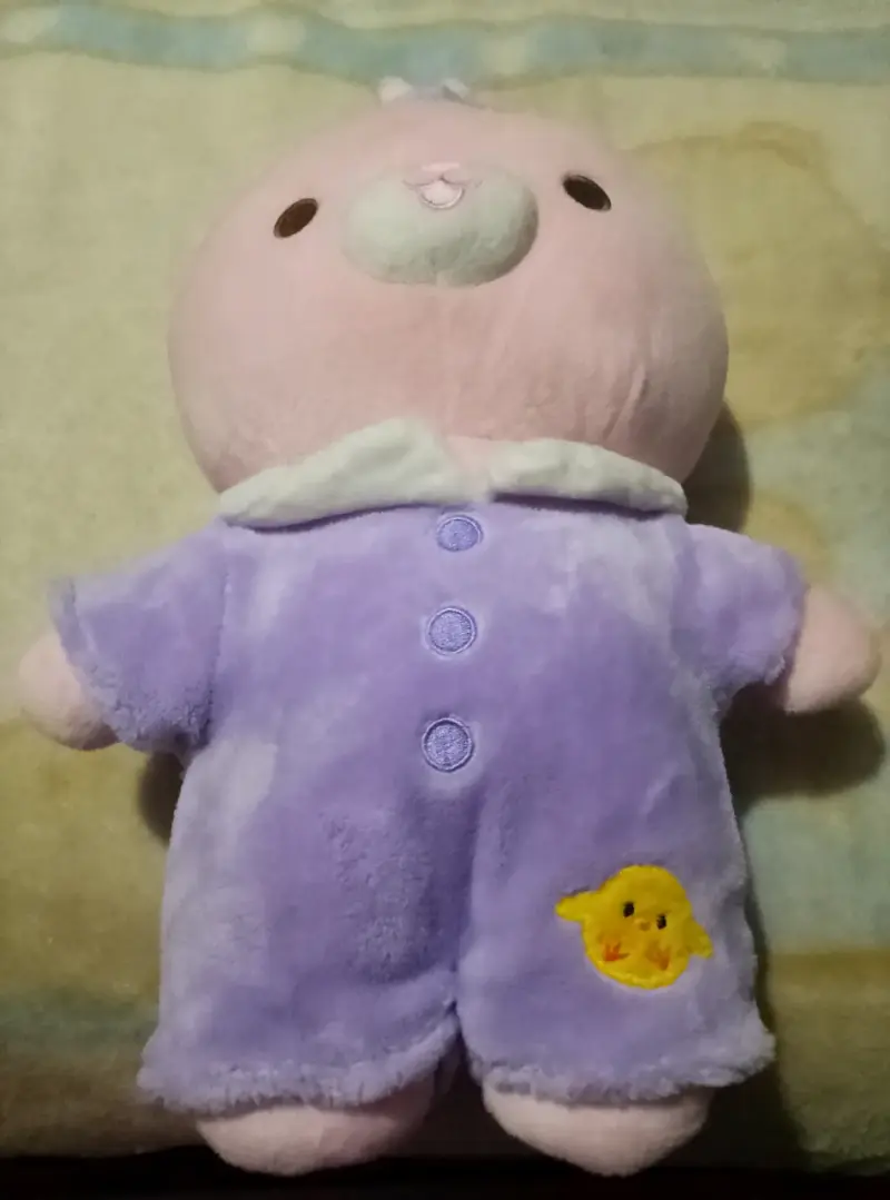 Peluche rosa con piyama violeta