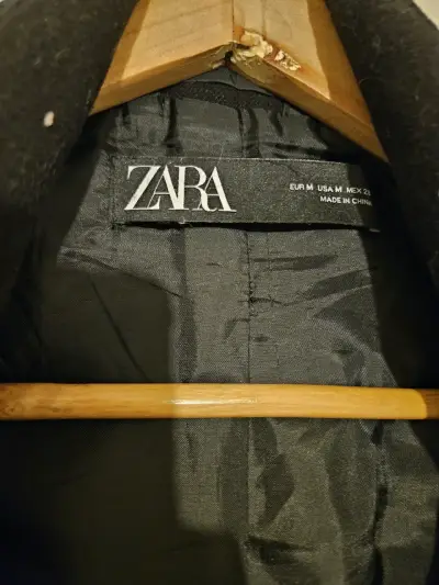 Abrigo negro con capucha - miniatura 2